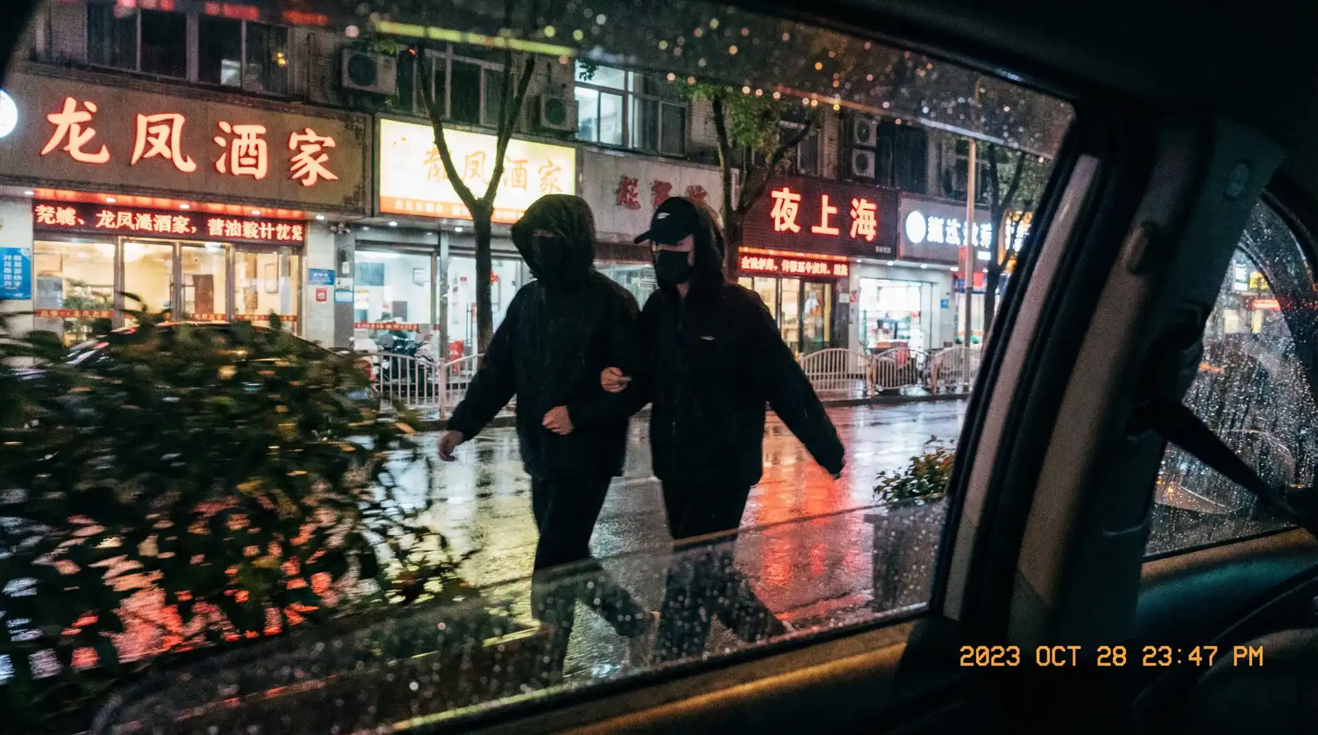妈妈的朋友8完整视频有翻译木瓜 - 顶流明星深夜密会现场抓拍照片
